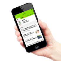 スマホを右手にもって画面を見せている写真