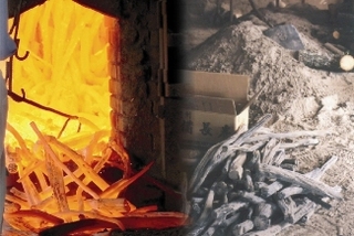 右に紀州備長炭を燃やしていて、左は地上に置いている写真