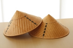 皆地笠と言われる三角の形をした茶色い帽子の写ってた写真