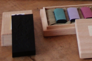 木の箱に四角い形のした松煙が4つ入っている写真