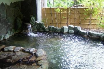 竹の柵に囲まれた露天風呂の写真