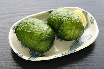 葉で包まれたおにぎりが2つ並んでいる写真