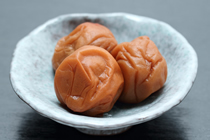 つやのきれいな3個の梅干しが小皿に盛られている写真