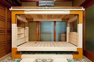 住宅の部屋の中で組み立てられた木製家具の写真