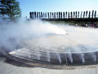 細かい霧のような水柱が噴き出す霧の広場の写真