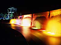 カラー照明によって照らされている潮騒のテラスの写真