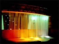 色とりどりのカラー照明が水柱を照らしている水のゲートの写真