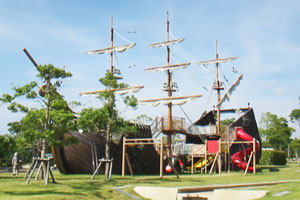 大きな木製帆船の形をした大型遊具・ゆめのふねの写真