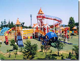 曲がりくねった大きなローラースライダーが印象的な大型コンビネーション遊具・ゆめのみなとの写真