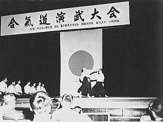 舞台の上で袴の男性2人が組み合っているモノクロ写真