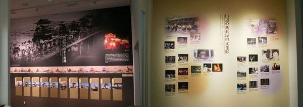 たくさんの写真が載せられた大きな展示パネル2枚の写真