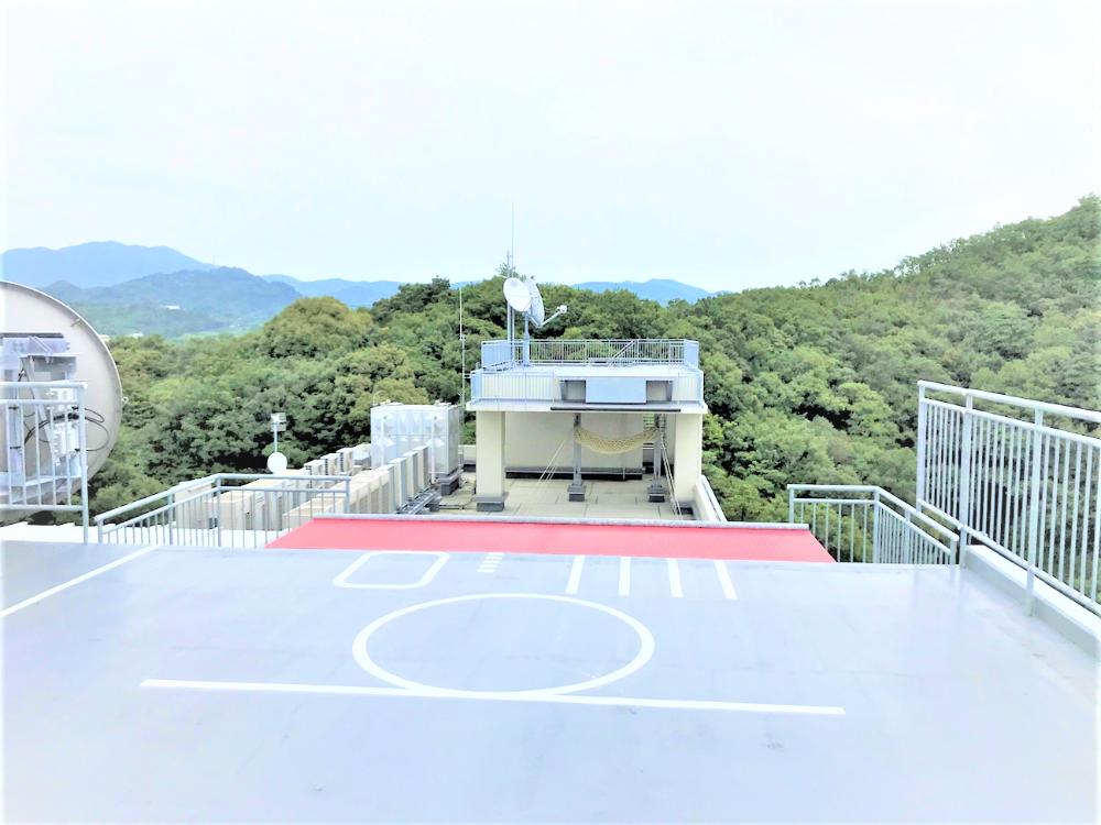 田辺市消防本部の屋上のロープを渡る訓練施設の写真