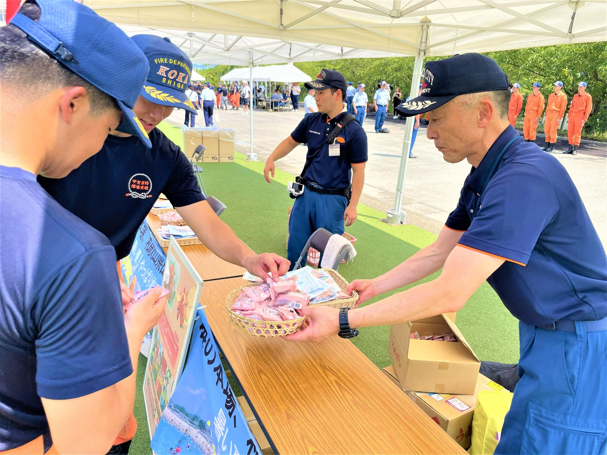 田辺市消防本部職員が梅干しを配布している画像