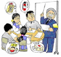 ホワイトボードの前に立つ男性とテーブルを囲んで座る男女の頭上に懐中電灯や消火器などの絵が描かれた吹き出しが並ぶイラスト