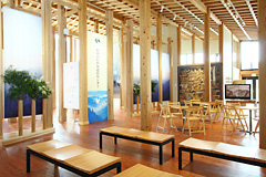 木材で作られた椅子や机が置かれており休憩ができる場所の全体の写真