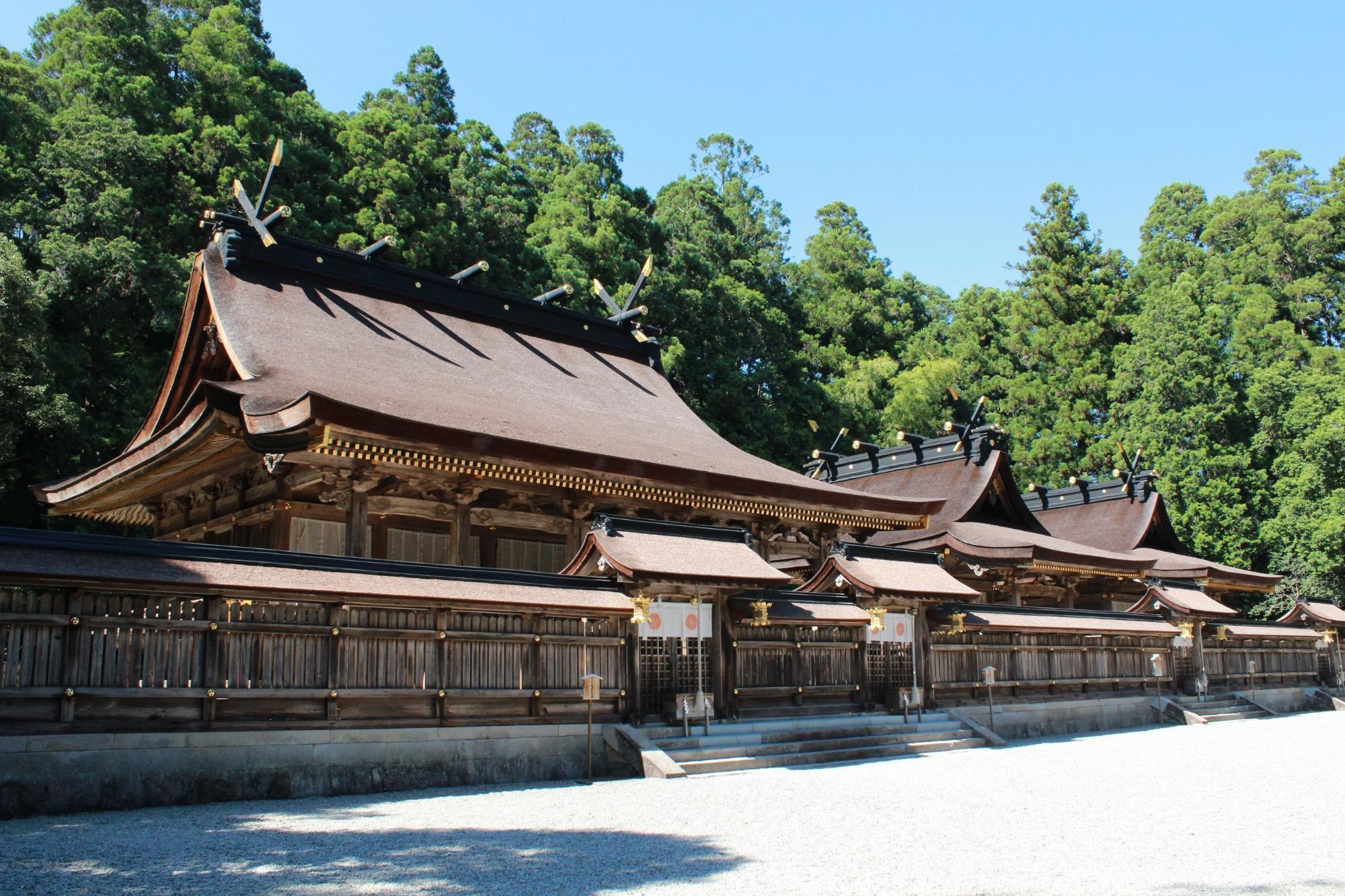 伝統的な神社建築様式による熊野本宮大社の本殿の正面からの写真