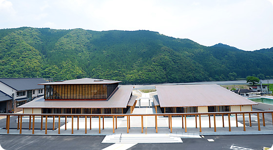 和風建築で建てられた施設の外観の全体の写真