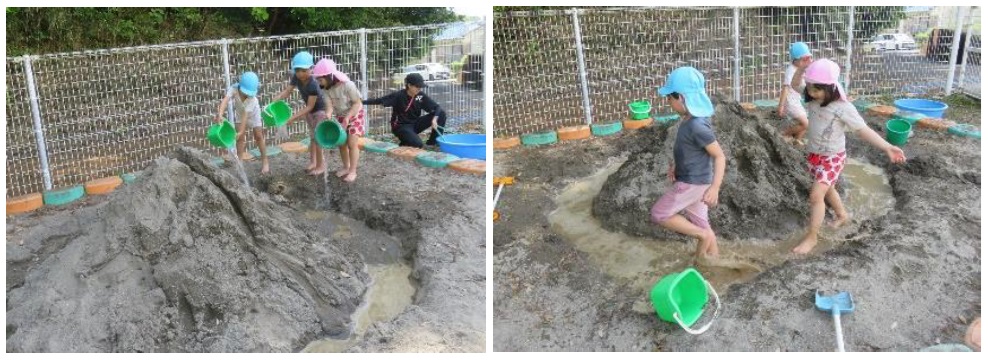 園児が砂場で水遊びをしている写真