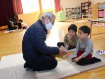 読み聞かせをしてもらう園児