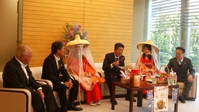 首相官邸表敬訪問（梅贈呈）