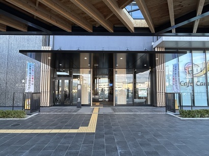 建物入り口の両脇に設置されたのぼりの写真