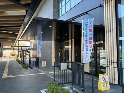 のぼりが左右に設置された建物入口を横から撮影した写真