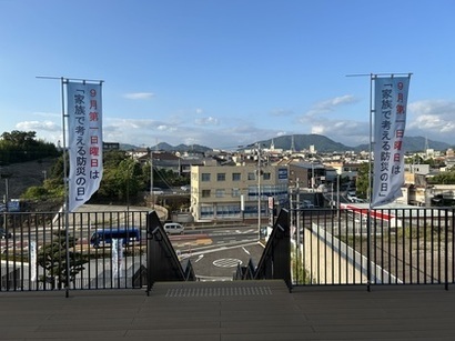 外階段の両脇に設置された2つののぼりの写真