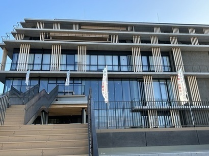 建物前の柵に沿って設置されたのぼりの写真