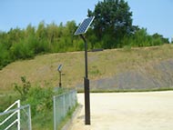 広い砂地の敷地に設置された照明灯の写真