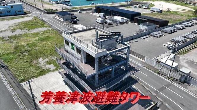 「芳養津波避難タワー」と書かれ、道路脇に建てられた4階建ての津波避難タワーの写真（YouTubeへリンク）
