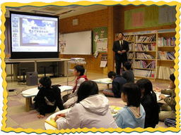 図書室で開催された学習会で講師の話を聞きながら資料を真剣に見つめる子供たちの写真