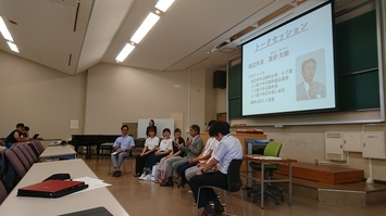 講義室の前方に並んで着席した複数の人がトークセッション形式で話をしている写真