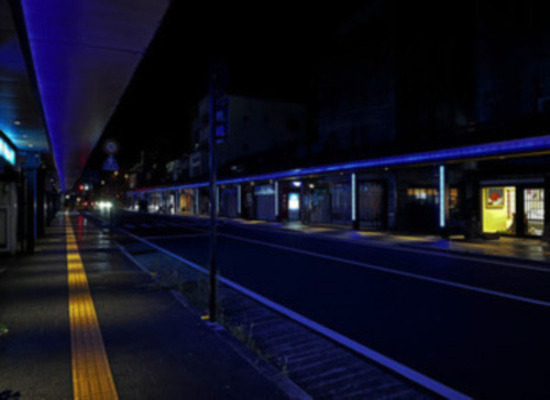 道路の両側の歩道が青色にライトアップされているJR紀伊田辺駅前商店街の昨年度の写真