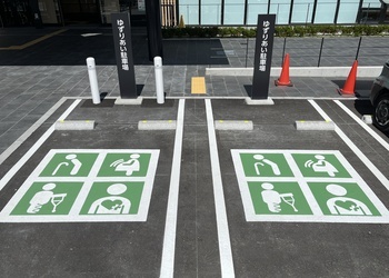 車いす使用者等用駐車区画の表示が描かれた駐車場の写真