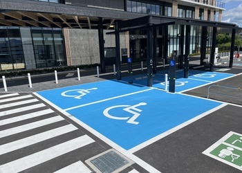 施設入口前に設けられた車いす使用者用駐車スペースの写真