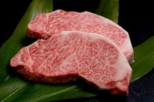 葉っぱの上に熊野牛が2枚乗っている写真