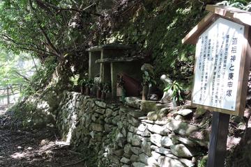 道祖神と庚申塚と書かれた立札の左に祠が置かれている写真