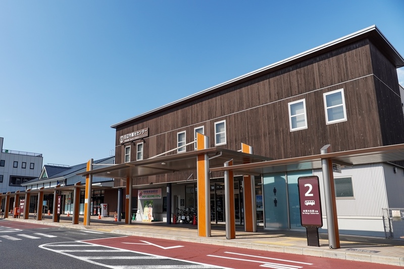 バス停前に建っている、2階建ての壁に田辺市観光センターと書かれた建物の写真