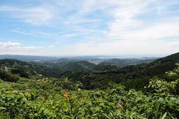 山の上から遠くの山々を見下ろした眺望の写真