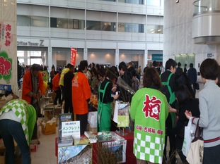多くの人でにぎわっている柑橘販売PRの写真