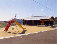 西原ふれあい館の前にある西原小公園の写真。すべり台がある。