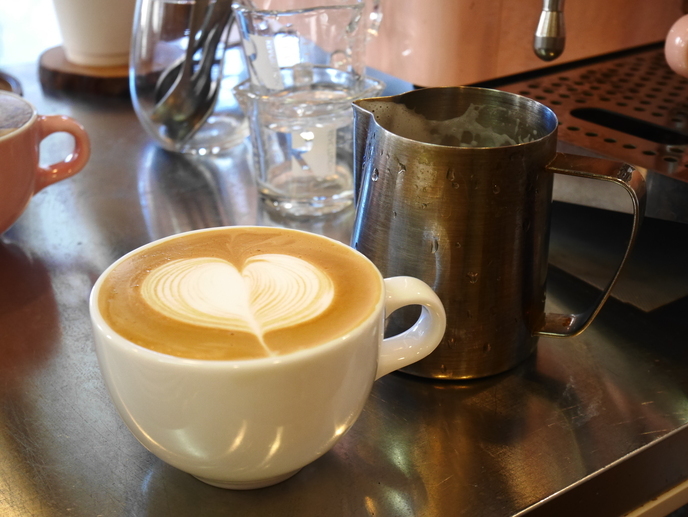 ハートのラテアートが施されたカフェラテの写真