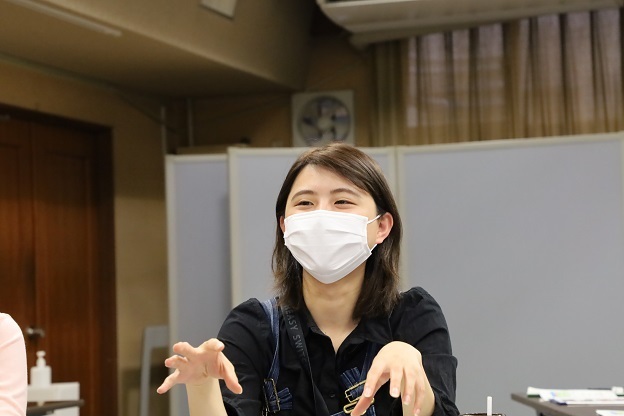 女性が手振りをしながら話をしている写真