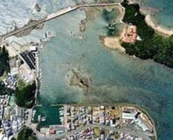 入り江に囲まれた港町の全体を俯瞰した写真