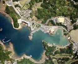 山と海に囲まれた湾と集落の全体を俯瞰した写真