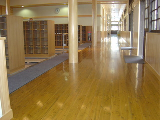 廊下のそばに下駄箱が設置されている写真