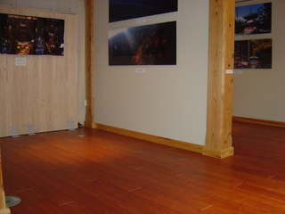 壁や衝立に写真が展示されている部屋の写真