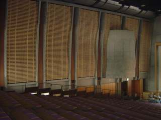 壁につけられたブラインドの写真