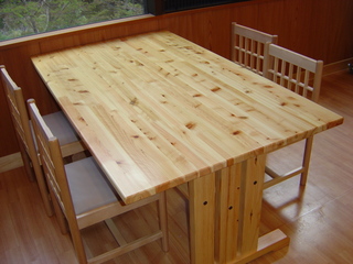 4脚の椅子が入っている木造テーブルの写真