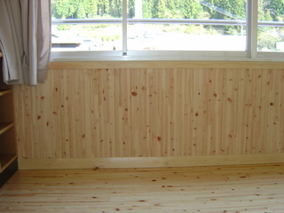 木造の壁に窓が付けられている写真